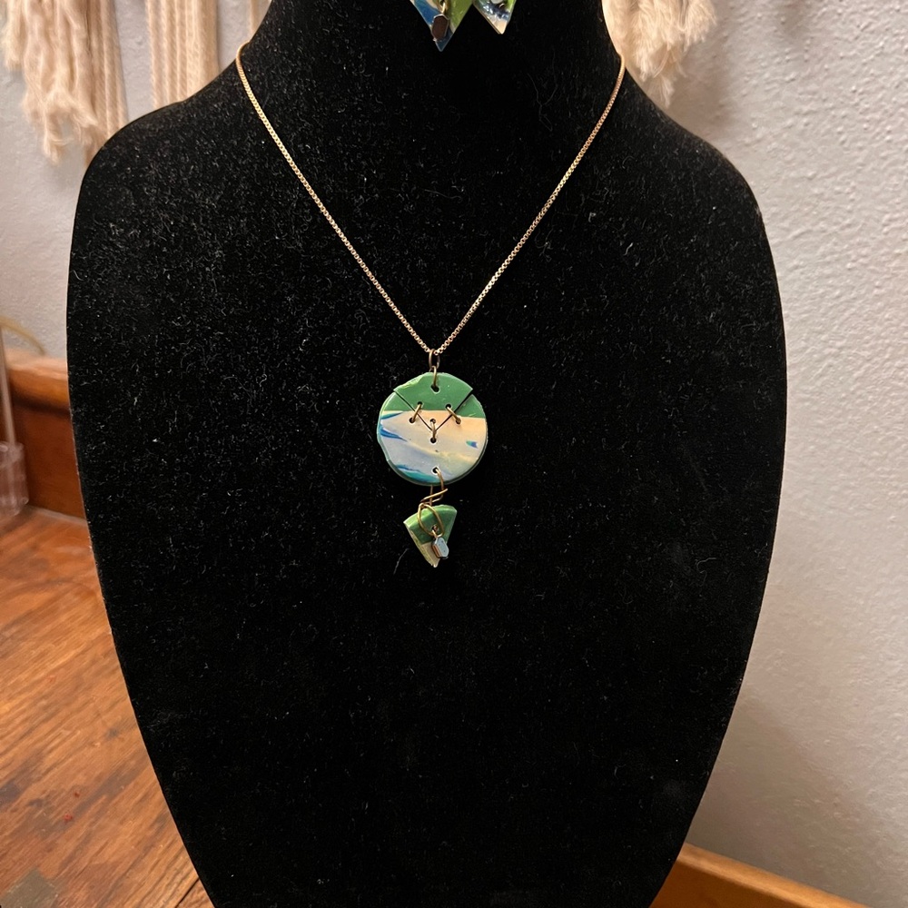 Elegant Green and Gold Pendant Necklace